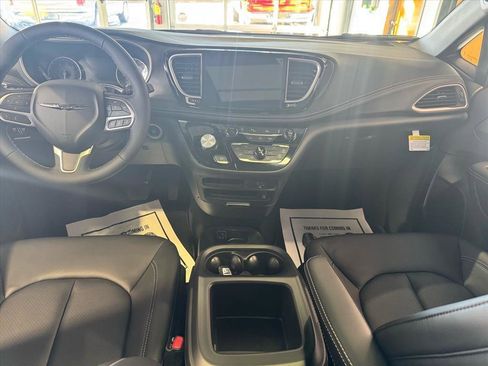 Used 2026 Chrysler Pacifica Select image 12