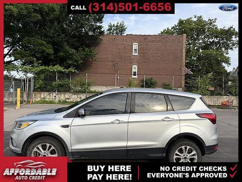 Used 2019 Ford Escape SE FWD image 2