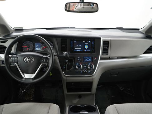 Used 2017 Toyota Sienna LE image 17