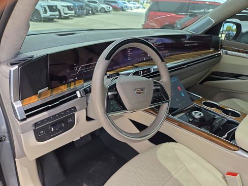 Used 2025 Cadillac Escalade ESV Sport Platinum w/ LPO, ONYX Package AWD/4WD image 9