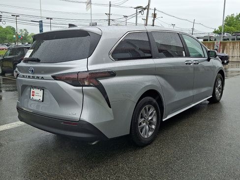 Certified 2025 Toyota Sienna XLE AWD/4WD image 6