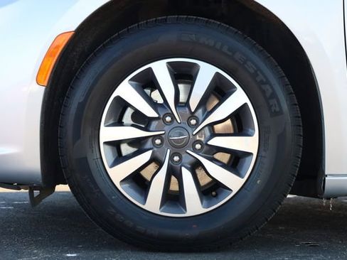 Used 2024 Chrysler Pacifica Select image 8