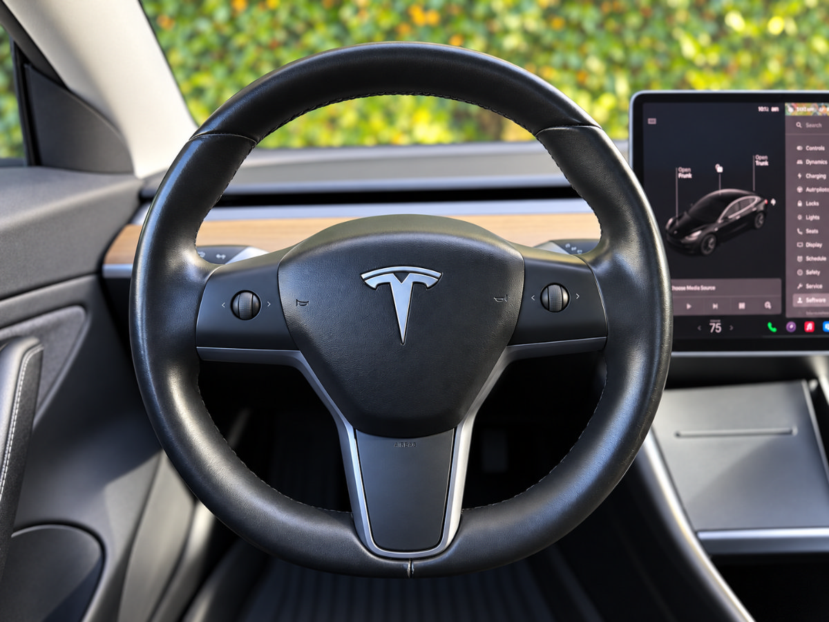Used 2018 Tesla Model 3 Long Range RWD image 18