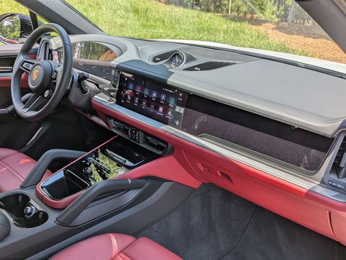 Certified 2026 Porsche Cayenne E-Hybrid Coupe AWD/4WD image 23