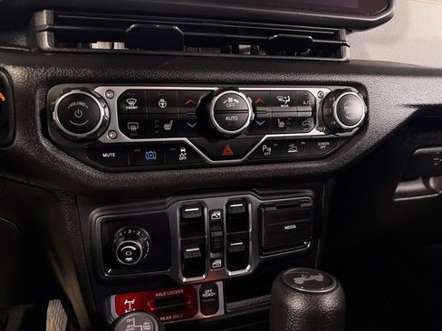 Used 2024 Jeep Wrangler Unlimited AWD/4WD image 17