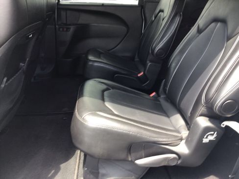 Used 2025 Chrysler Pacifica Select FWD image 10