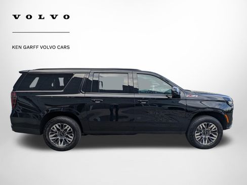 Used 2025 Chevrolet Suburban Z71 AWD/4WD image 2
