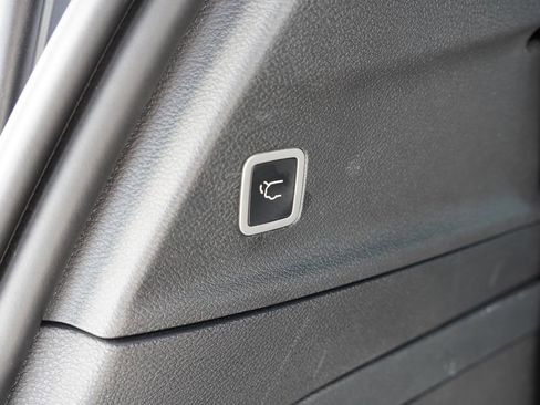 Certified 2024 Chrysler Pacifica Premium image 24