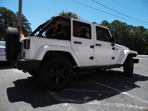 Used 2015 Jeep Wrangler Unlimited Sahara w/ Connectivity Group AWD/4WD image 17