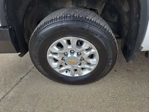 Used 2024 Chevrolet Silverado 2500 LT AWD/4WD image 40