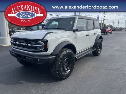 New 2026 Ford Bronco Outer Banks w/ Sasquatch Package image 1