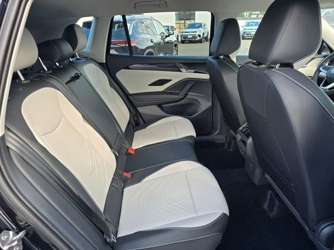 New 2025 Volkswagen Tiguan SE image 25