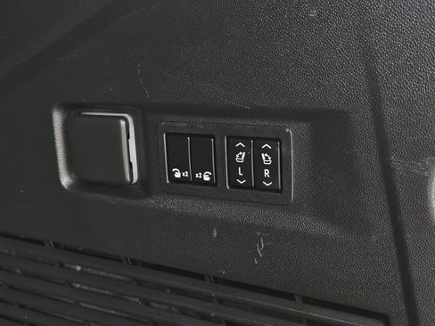 Used 2022 Chevrolet Tahoe Z71 w/ Luxury Package image 9