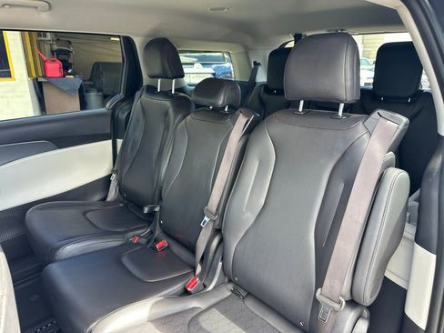 Used 2024 Kia Carnival LX image 15