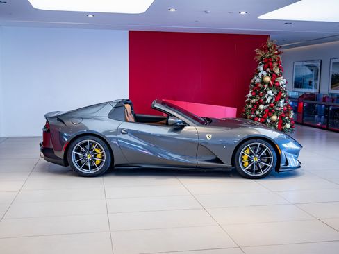 Used 2021 Ferrari 812 GTS image 7