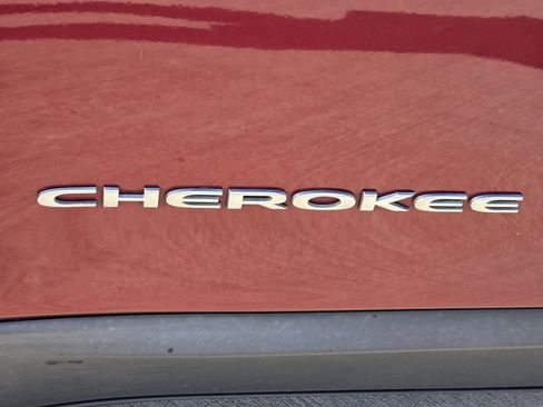 Used 2020 Jeep Cherokee Latitude Plus image 11