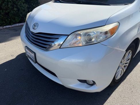 Used 2015 Toyota Sienna XLE w/ XLE Navigation Package FWD image 5