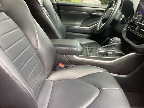 Used 2023 Toyota Highlander XLE AWD/4WD image 4