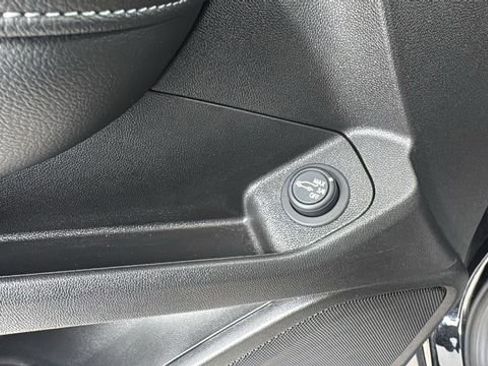 Used 2024 GMC Terrain SLT image 21