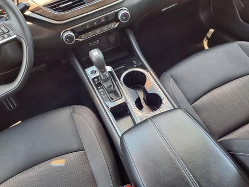 Used 2024 Nissan Altima 2.5 SV FWD image 9