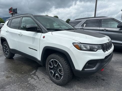 Used 2025 Jeep Compass Trailhawk AWD/4WD image 2