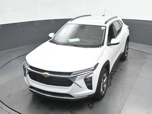 Used 2025 Chevrolet Trax LT w/ LT Convenience Package FWD image 37