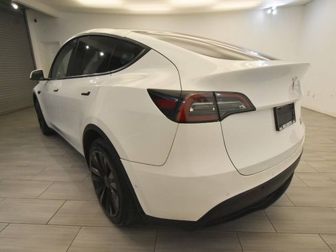 Used 2022 Tesla Model Y Long Range AWD/4WD image 3