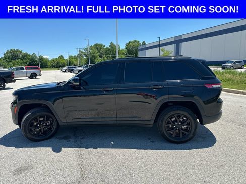 Used 2024 Jeep Grand Cherokee Altitude AWD/4WD image 7