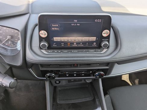 Used 2024 Nissan Rogue S FWD image 18