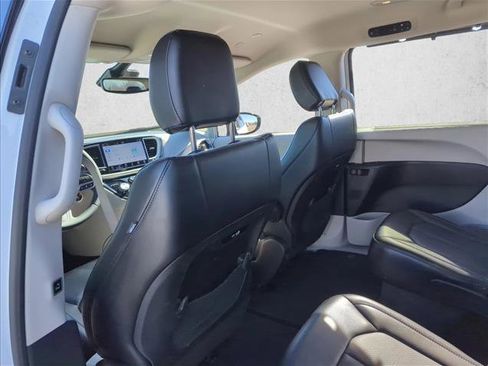 Used 2024 Chrysler Pacifica Touring-L image 13