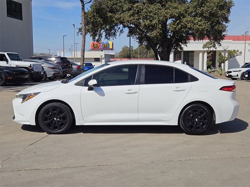Used 2021 Toyota Corolla LE image 4