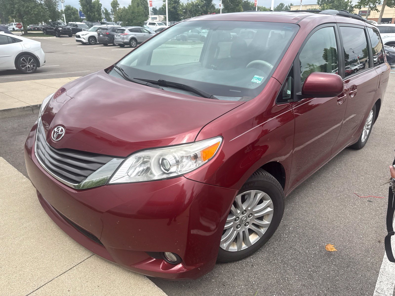 Used 2012 Toyota Sienna XLE FWD image 3