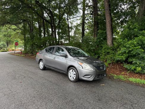 Used 2017 Nissan Versa SV FWD image 11