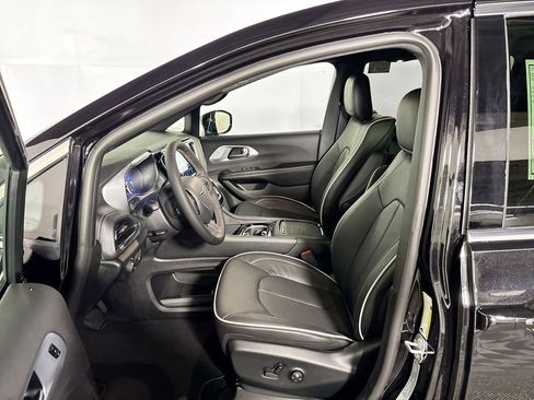 New 2026 Chrysler Pacifica Limited w/ Uconnect Theater Family Group image 11