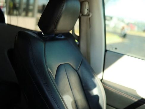 Used 2019 Chrysler Pacifica Touring-L FWD image 41