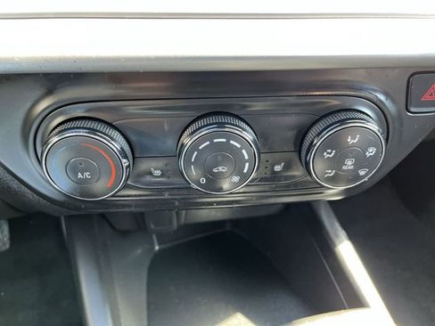 Used 2024 Chevrolet Trax RS FWD image 18