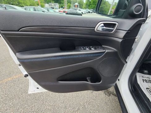Used 2019 Jeep Grand Cherokee Laredo AWD/4WD image 10