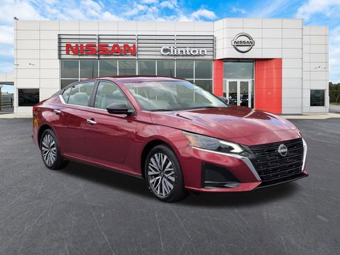 Used 2025 Nissan Altima 2.5 SV FWD image 1