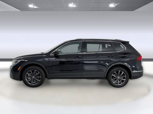 Used 2023 Volkswagen Tiguan SE FWD image 2