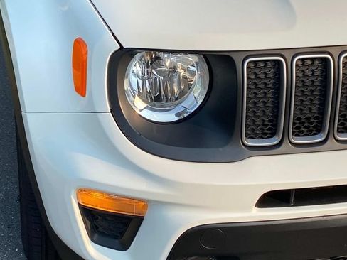 Used 2023 Jeep Renegade Latitude AWD/4WD image 4