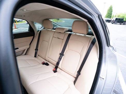 Used 2020 Jaguar XF Premium RWD image 43
