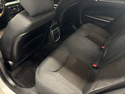 Used 2018 Chrysler 300 Touring w/ Chrome Appearance Package RWD image 8