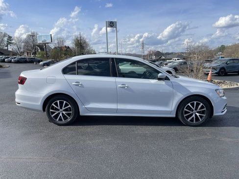 Used 2017 Volkswagen Jetta SE image 4