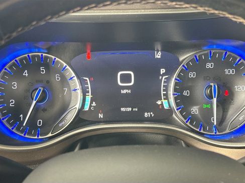Used 2019 Chrysler Pacifica Touring Plus w/ Advanced Safetytec Group FWD image 12