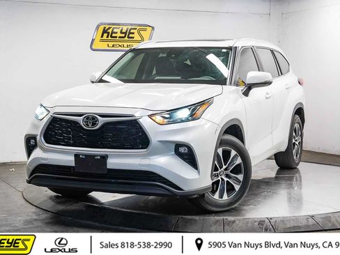 Used 2023 Toyota Highlander XLE FWD image 1
