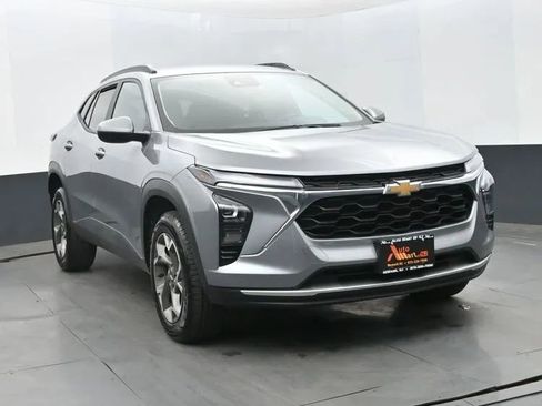 Used 2025 Chevrolet Trax LT FWD image 2