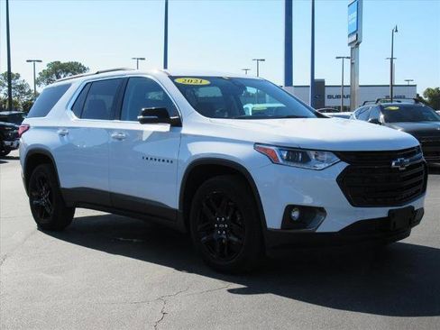 Used 2021 Chevrolet Traverse LT w/ LPO, Blackout Package image 3