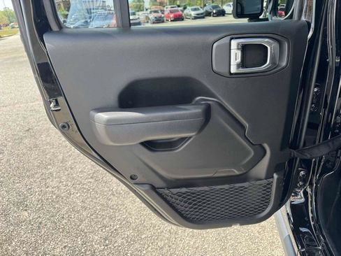 Used 2025 Jeep Wrangler Unlimited Rubicon w/ Convenience Group AWD/4WD image 28