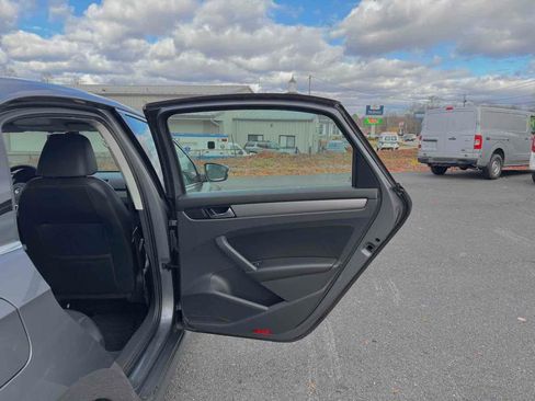 Used 2014 Volkswagen Passat 2.5 SE image 19