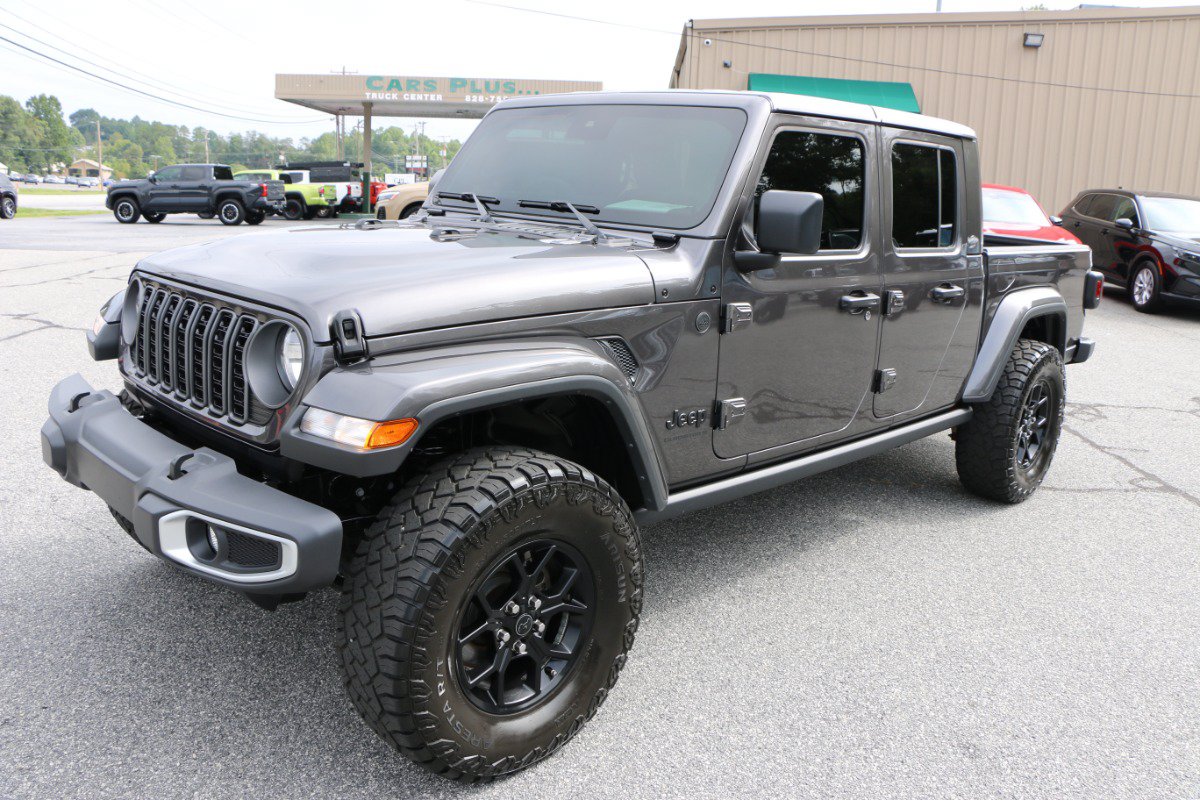 Used 2025 Jeep Gladiator Sport AWD/4WD image 1